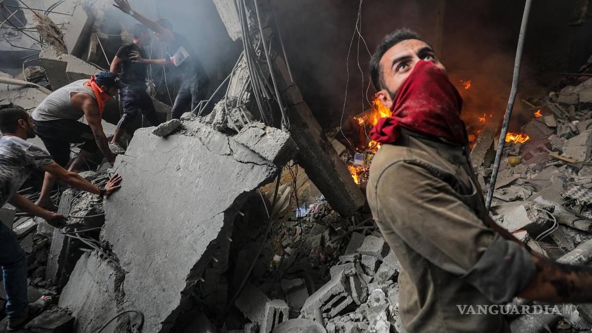 $!La gente busca heridos en el lugar de un ataque con cohetes israelíes en el campo de refugiados de Al-Shati, en el oeste de la ciudad de Gaza, el 14 de octubre de 2023.