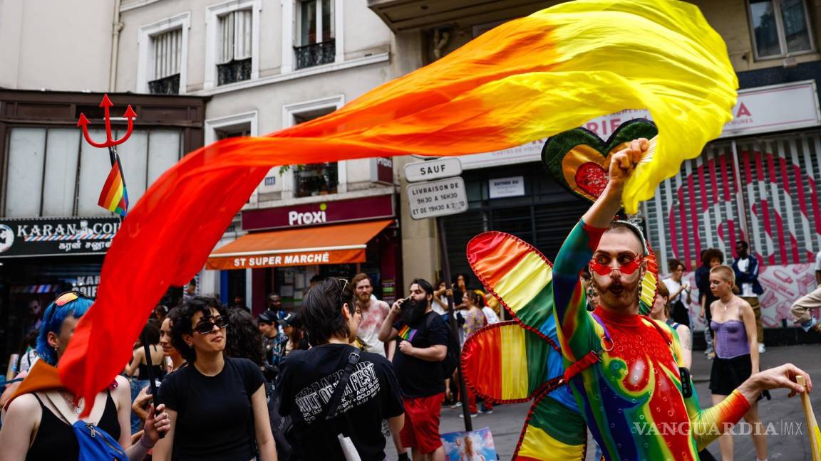 Una de cada dos falsedades contra la comunidad LGTBI en Europa difunde que son un peligro para la infancia