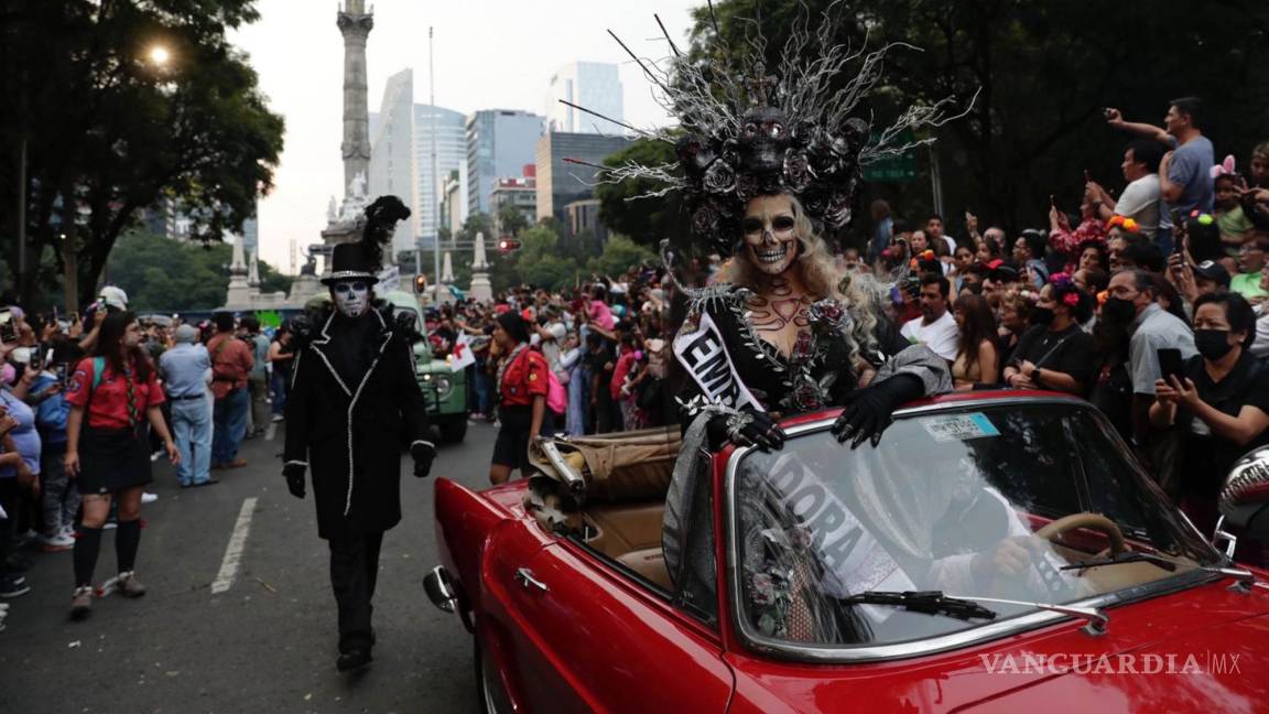 $!Inicia la procesión de catrinas del Ángel de la Independencia al Zócalo capitalino.