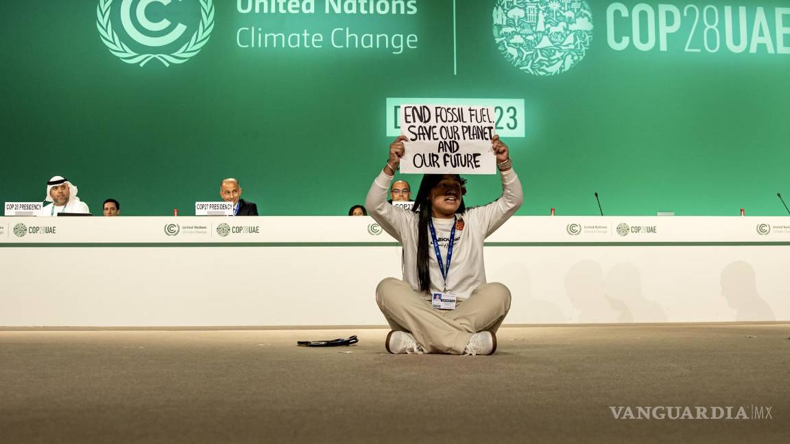 $!La activista climática indígena de la India, Licypriya Kangujam, de 12 años, sostiene una pancarta mientras protesta en la COP28 en Dubai.