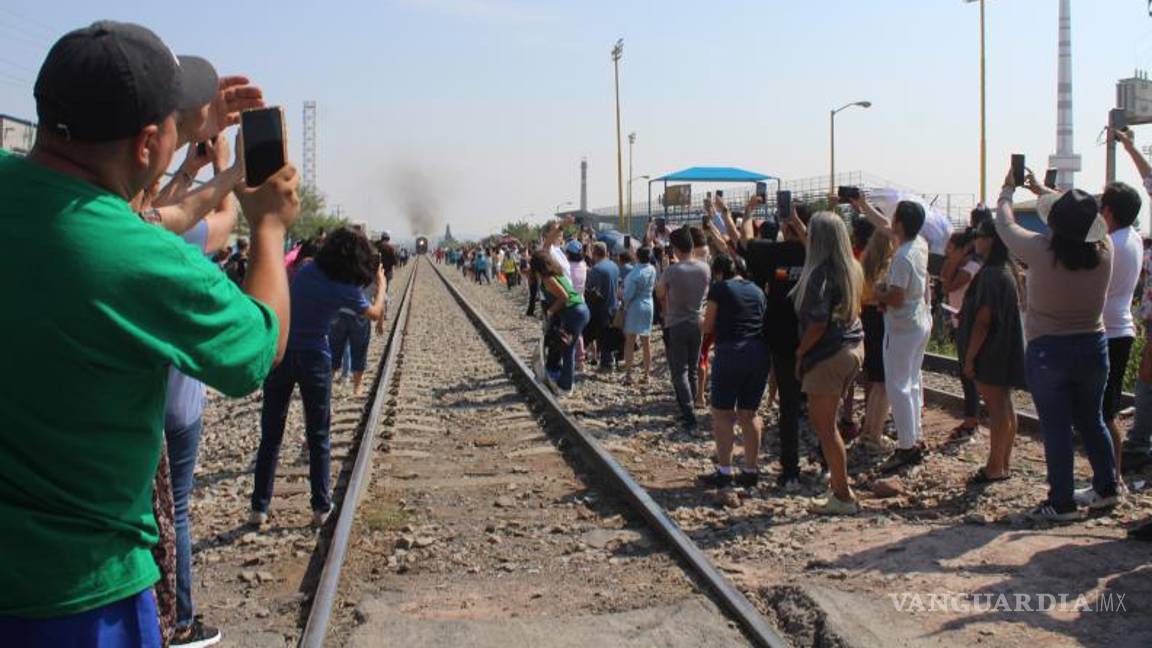 $!La estación Benjamín Méndez en el ejido Carneros, al sur de Saltillo, fue el lugar elegido para una parada fotográfica de la Emperatriz 2816.