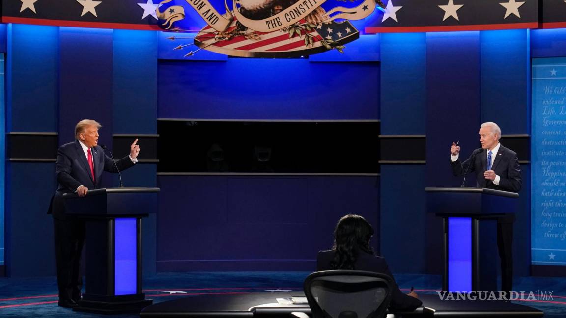 $!El entonces presidente Donald Trump, y el candidato presidencial demócrata, Joe Biden, hablan durante el debate en Nashville, Tennessee, el 22 de octubre de 2020.