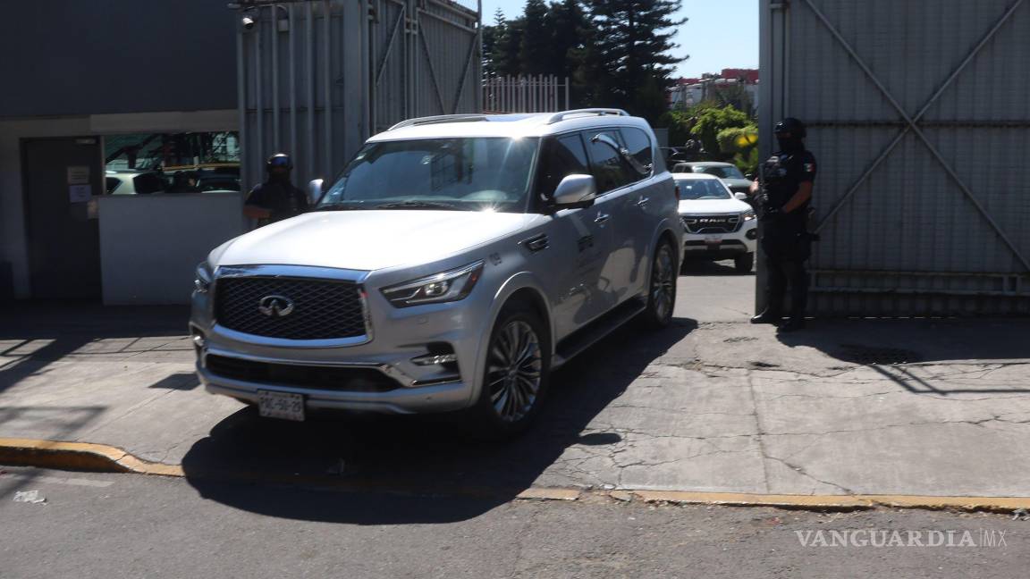 $!CIUDAD DE MÉXICO, 28FEBRERO2026.- Salen dos carrozas de las inmediaciones del Centro Federal Pericial Forense de la Fiscalía General de la República (FGR) en dónde se especula viaja el cuerpo de Rubén Oseguera Cervantes El Mencho. Uno de los vehículos fue llevado a los velatorios de García López en la Colonia Juárez. FOTO: ROGELIO MORALES/CUARTOSCURO.COM