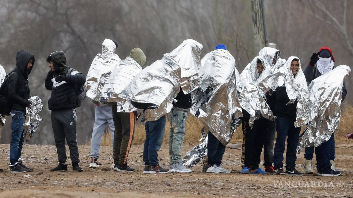 $!Migrantes hacen fila mientras se preparan para ser recogidos por agentes de la Patrulla Fronteriza en Eagle Pass, Texas, el 14 de enero de 2024.