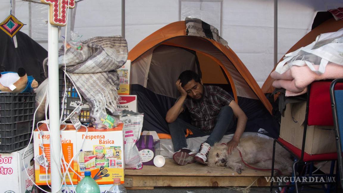 $!CIUDAD DE MÉXICO, 24 DICIEMBRE 2017 | Vecinos damnificados, por el pasado sismo del 19 de septiembre, de la Unidad Habitacional Tlalpan festejaron la Nochebuena y Navidad en las inmediaciones de los campamentos que mantienen afuera de sus edificios.