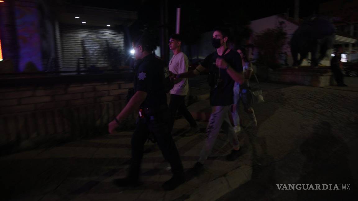 Golpean salvajemente a vendedor de flores afuera de un bar en Saltillo