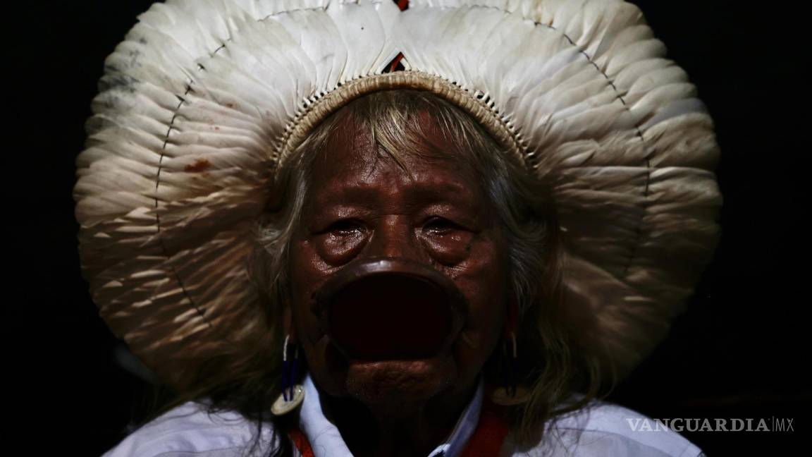 $!Raoni Metuktire, cacique del pueblo kayapó, asiste hoy a la presentación del más reciente censo de comunidades originarias, en el Teatro de La Paz en Belém.