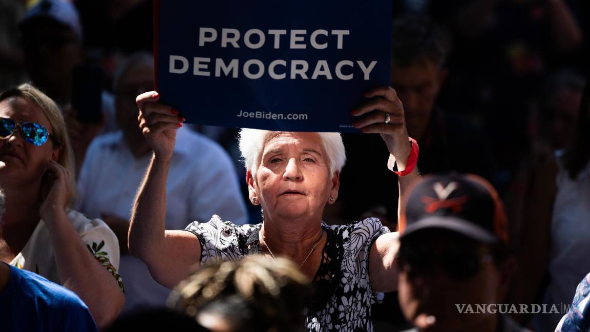 $!Un asistente escucha al presidente estadounidense Joe Biden mientras en un sindicato de AFSCME en Harrisburg, Pensilvania.