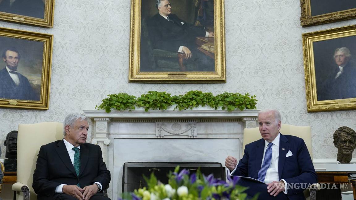 $!El presidente Joe Biden (derecha) se reúne con su homólogo mexicano Andrés Manuel López Obrador (izquierda).