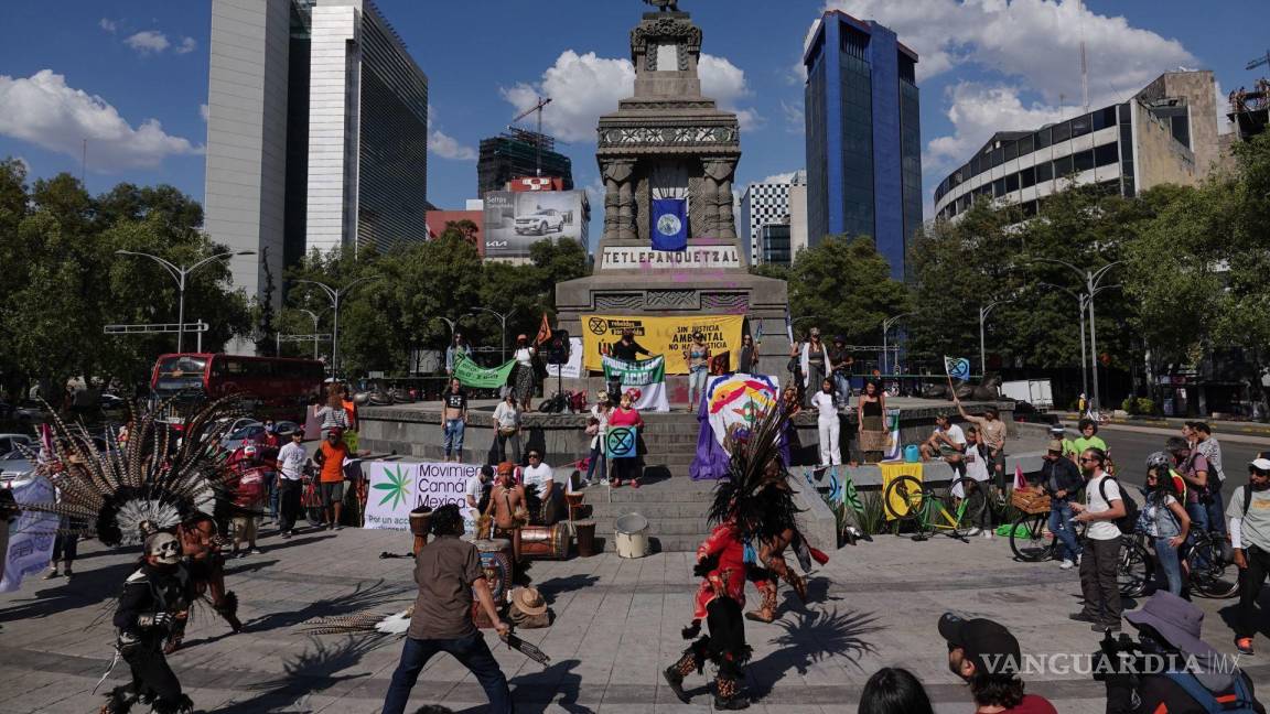 $!Jóvenes protestaron y declararon Emergencia Climática en el marco del Día Internacional de la Madre Tierra en el Monumento a Cuauhtémoc en CDMX.