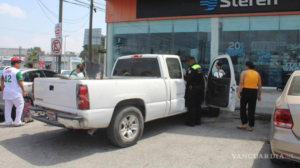 $!Una camioneta pick up fue proyectada contra otro vehículo tras el impacto.