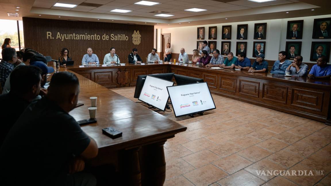 $!Javier Díaz anunció la inversión de 12 millones de pesos durante una reunión con concesionarios y la Comisión de Transporte del Cabildo de Saltillo.