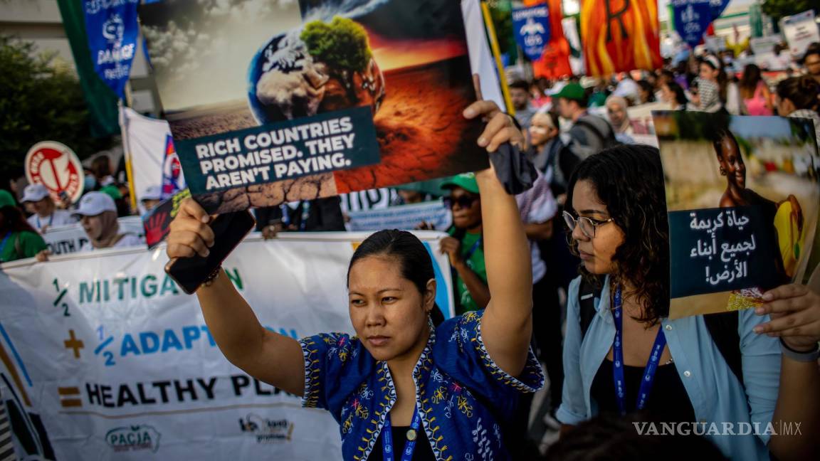 $!Activistas participan en la protesta denominada Marcha Global por la Justicia Climática y el Alto el Fuego Ahora en Expo City Dubai.