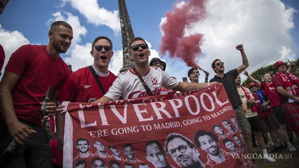 $!Los fanáticos del Liverpool animan a su equipo mientras se reúnen cerca de la Torre Eiffelantes de la final de la Liga de Campeones de la UEFA en París, Francia.