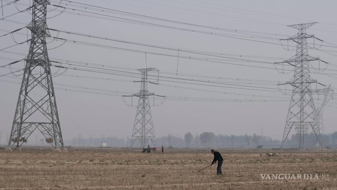 $!Foto de cables de electricidad, tomada en la provincia de Henan en China, el 23 de octubre de 2021. (AP foto/Ng Han Guan)