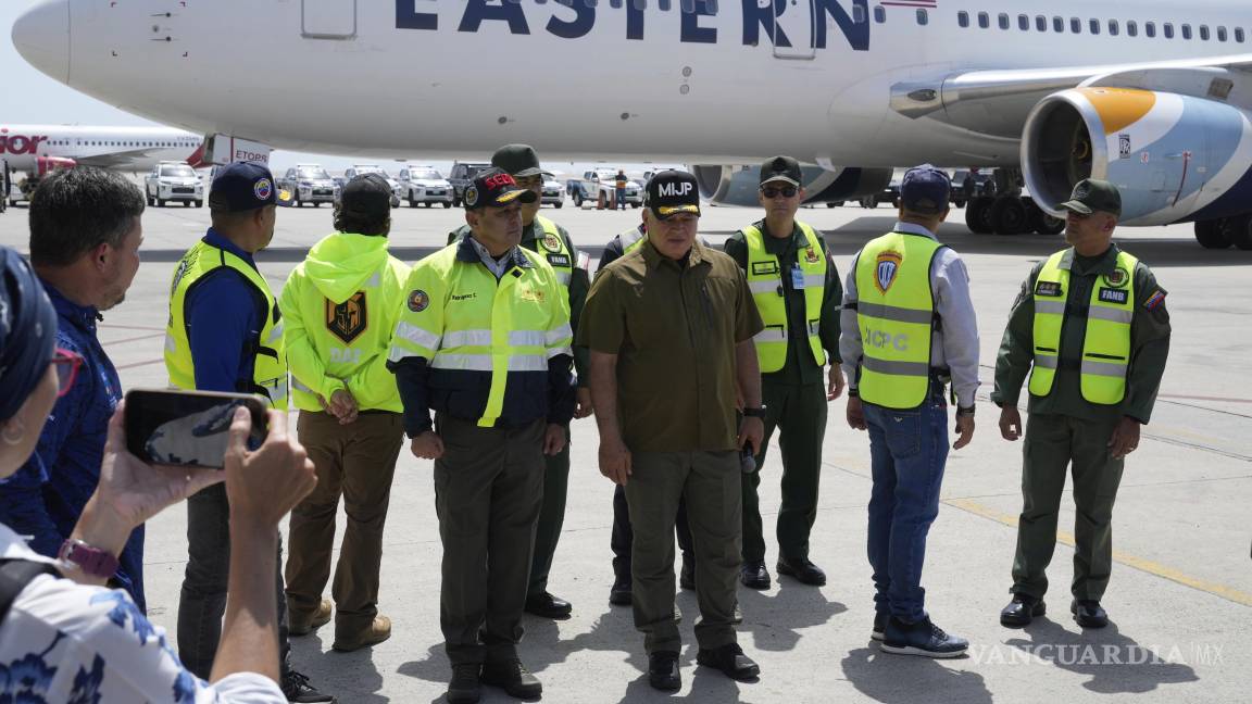 Venezuela libera a reos de EU a cambio de migrantes deportados a El Salvador