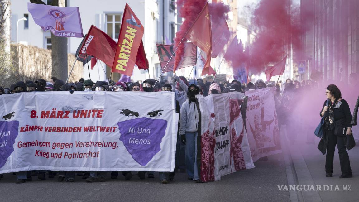 $!La gente participa en una manifestación en el Día Internacional de la Mujer en Zúrich, Suiza.