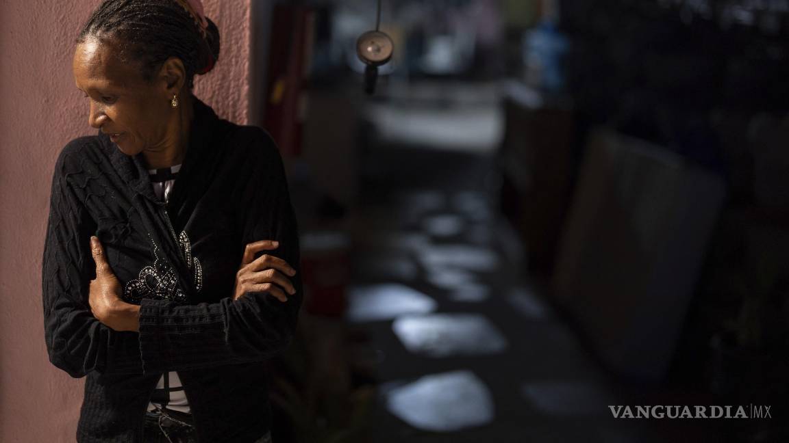 $!Naives Tamayo, una migrante cubana, en la puerta de la casa de Martha Rosales, a la espera de recibir cita para solicitar asilo en Estados Unidos.