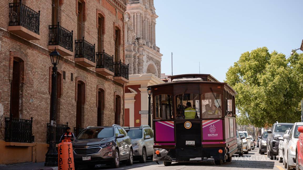 $!El tranvía turístico frente a la Catedral de Saltillo, punto de partida de un recorrido que invita a descubrir la historia viva de la ciudad.