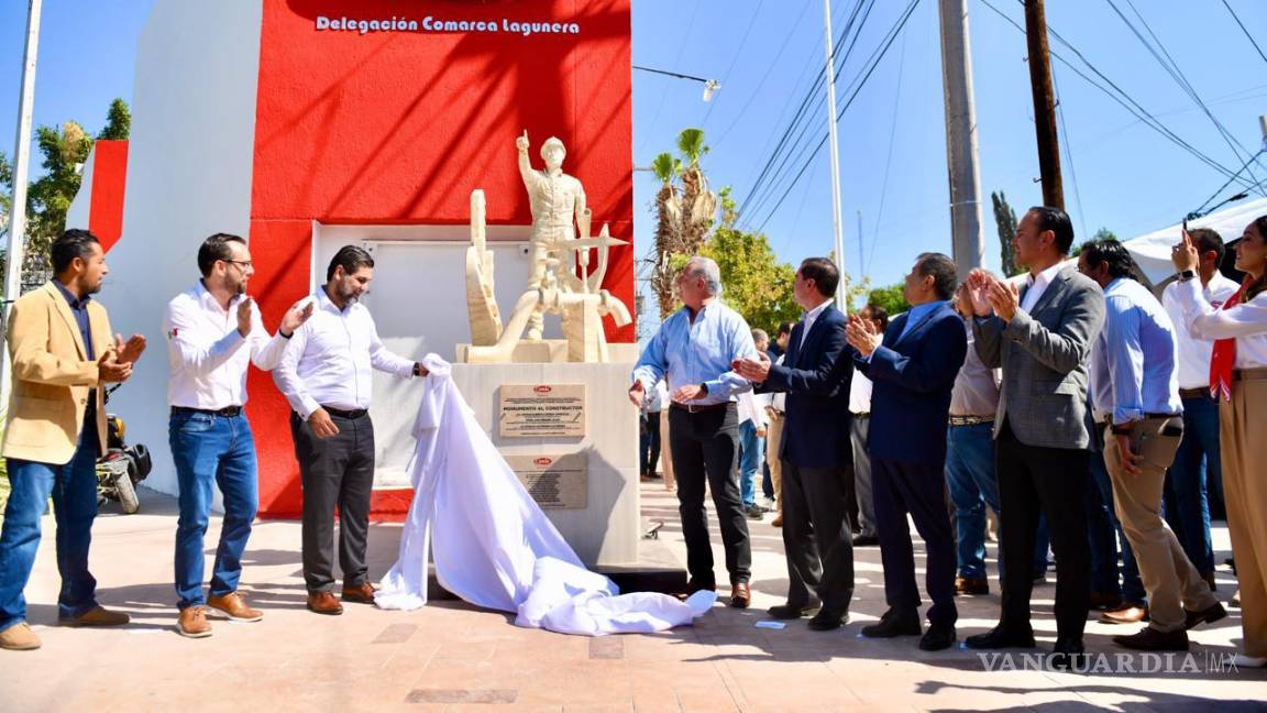 Alcalde de Torreón devela monumento al constructor en el marco de los festejos de la CMIC