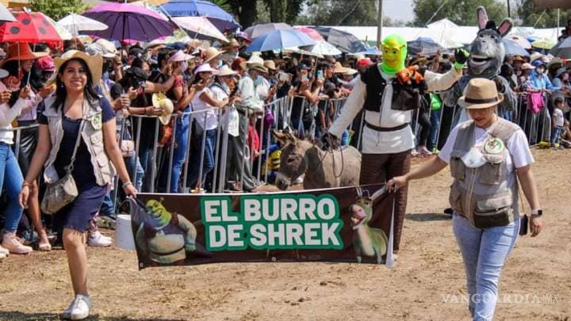 $!El conocido Burro de Shrek también apareció en la Feria. Con botargas y un letrero alusivo, así se presentó este personaje.
