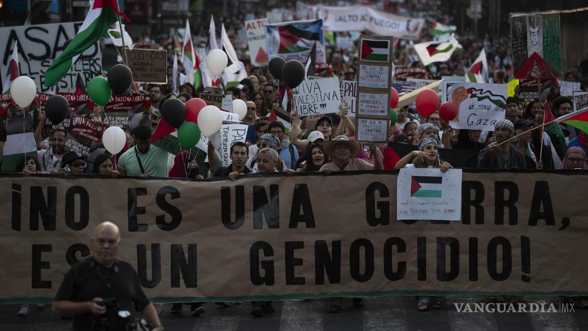$!Miles de mexicanos marcharon en la capital Ciudad de México, donde pidieron un alto a lo que calificaron como un genocidio en contra de la población palestina.