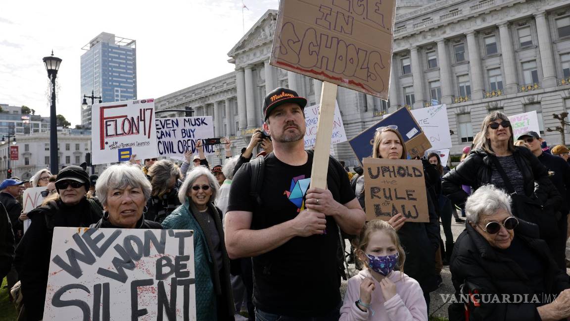 $!Protesta contra las políticas y órdenes ejecutivas de Donald Trump durante el Día de los Presidentes, en el Ayuntamiento de San Francisco, en San Francisco.
