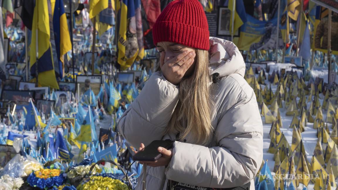 $!Una mujer llora en el monumento a los soldados ucranianos caídos en la Plaza de la Independencia en Kiev, Ucrania, el lunes 24 de febrero de 2025