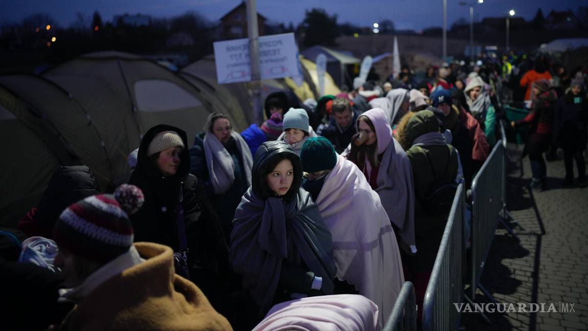 $!Refugiados que huyen de la guerra en la vecina Ucrania hacen fila en el paso fronterizo de Medyka, en Polonia, el 10 de marzo de 2022.