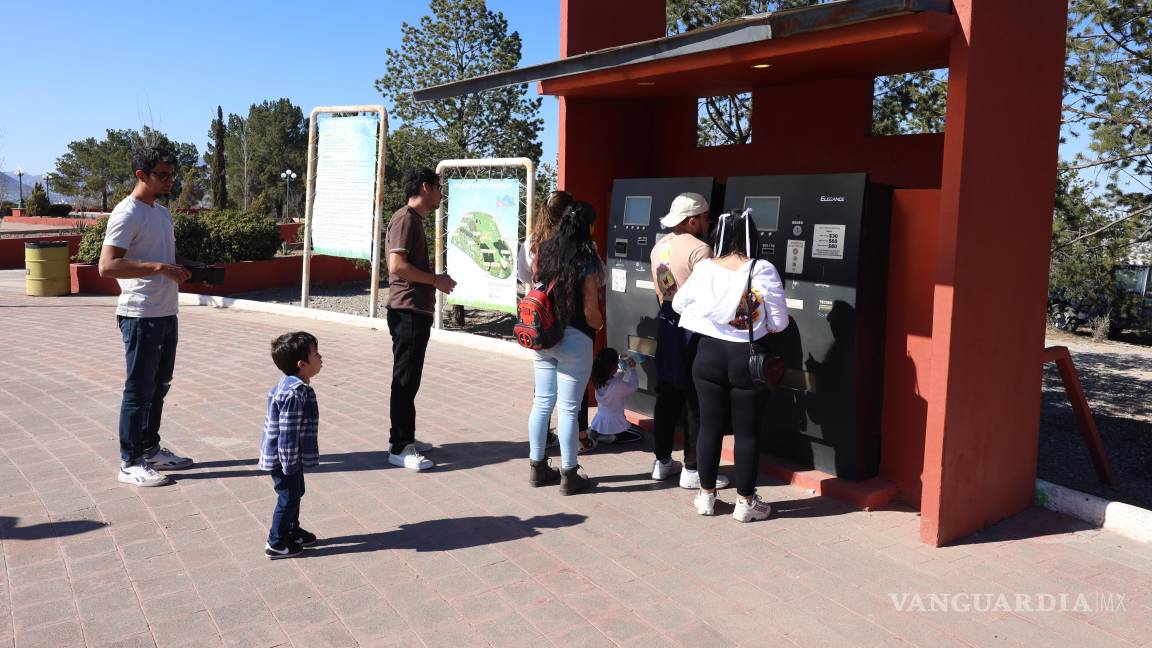 $!El Museo del Desierto recibió una gran afluencia de público durante el puente largo, pero la espera para pagar en el estacionamiento generó molestias.