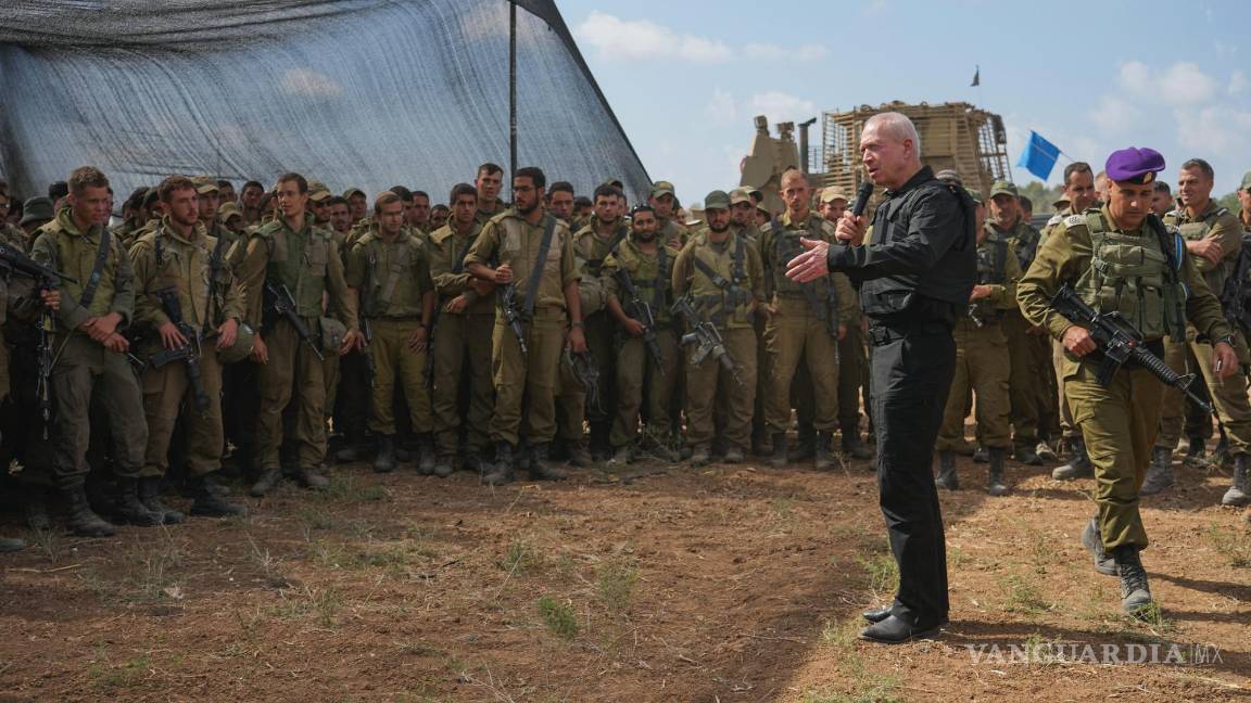 $!El Ministro de Defensa de Israel, Yoav Gallant habla con soldados israelíes en una zona de preparación cerca de la frontera con la Franja de Gaza, en el sur de Israel.