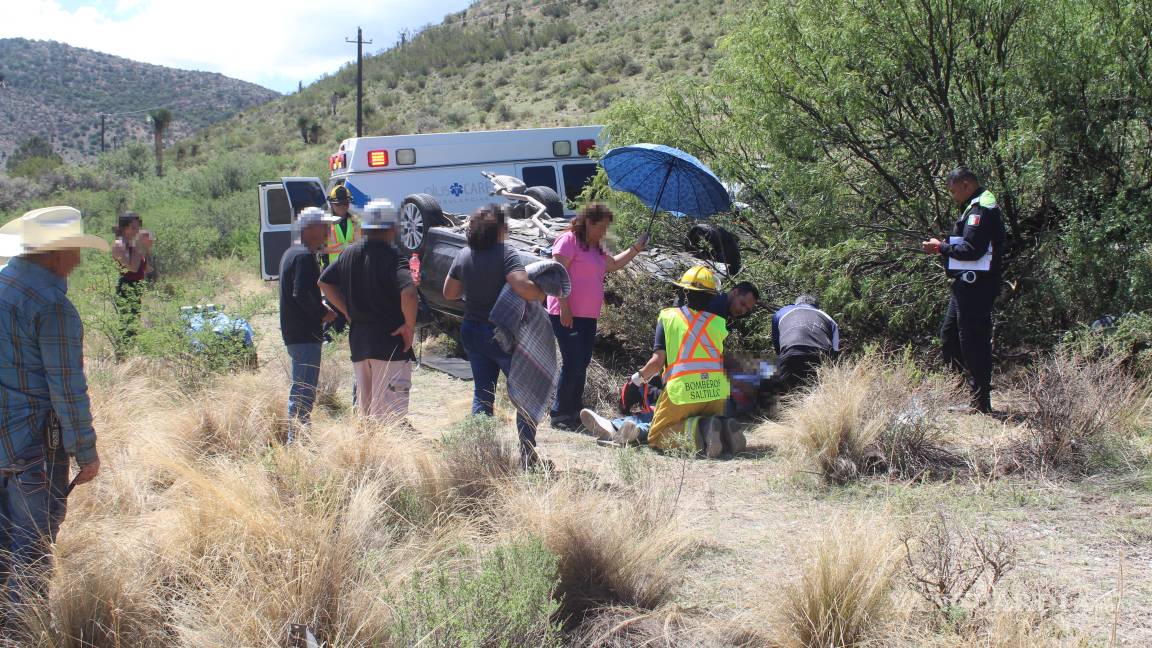 Vuelca tras chocar contra piedra y árbol en Saltillo; conductor herido