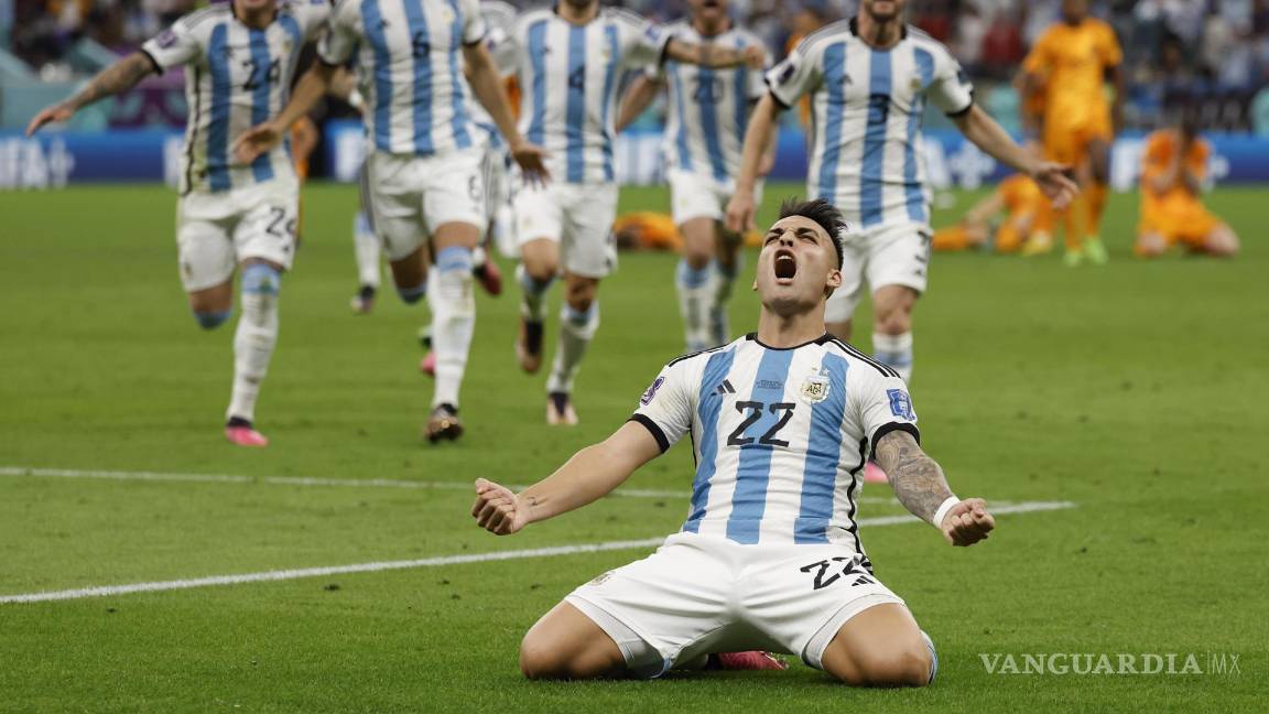 $!Lautaro Martínez festeja la anotación del penal que le dio el pase a Argentina.