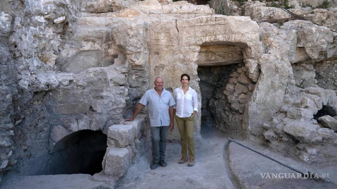 $!Los arqueólogos de la Universidad Hebrea, el Dr. Oren Gutfeld (i) y Michal Haber (d) en el sitio de un baño ritual judío o mikveh, descubierto en Jerusalén.