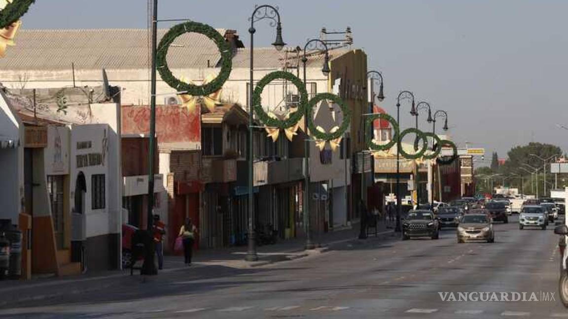 Ya se siente la Navidad: comienzan instalación de adornos en Saltillo