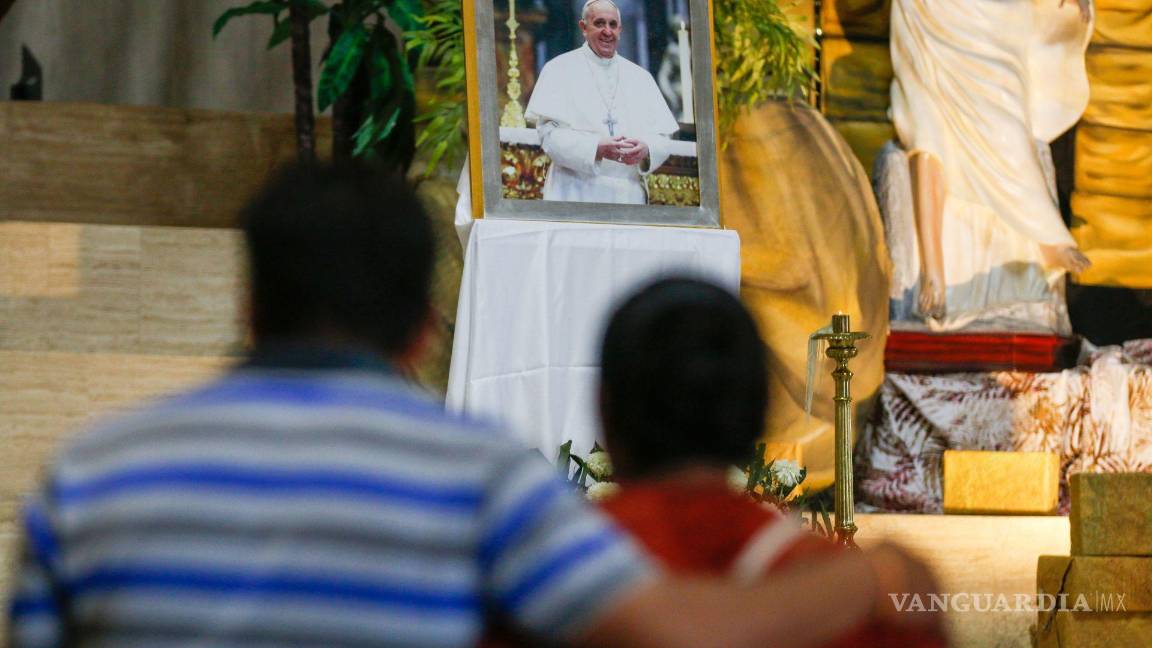 $!Cientos de católicos, acuden a la Basílica de Guadalupe en Monterrey, para despedir al Papa Francisco en una misa con su fotografía.