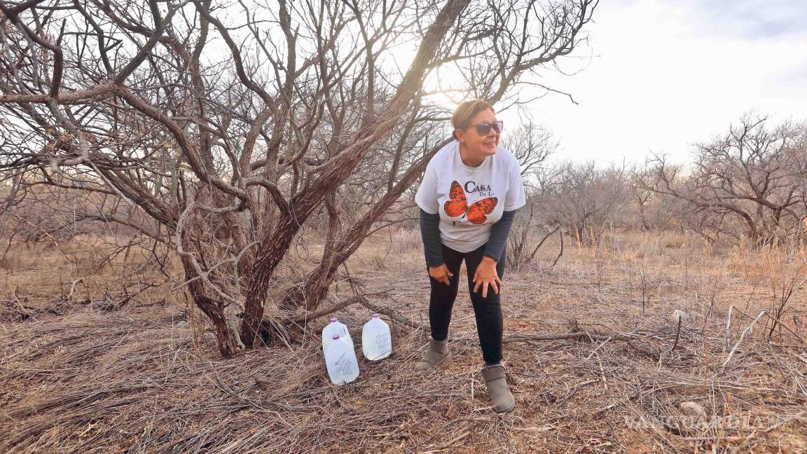 Voluntarios dejan galones de agua en el desierto de Arizona para salvarlas vidas de migrantes