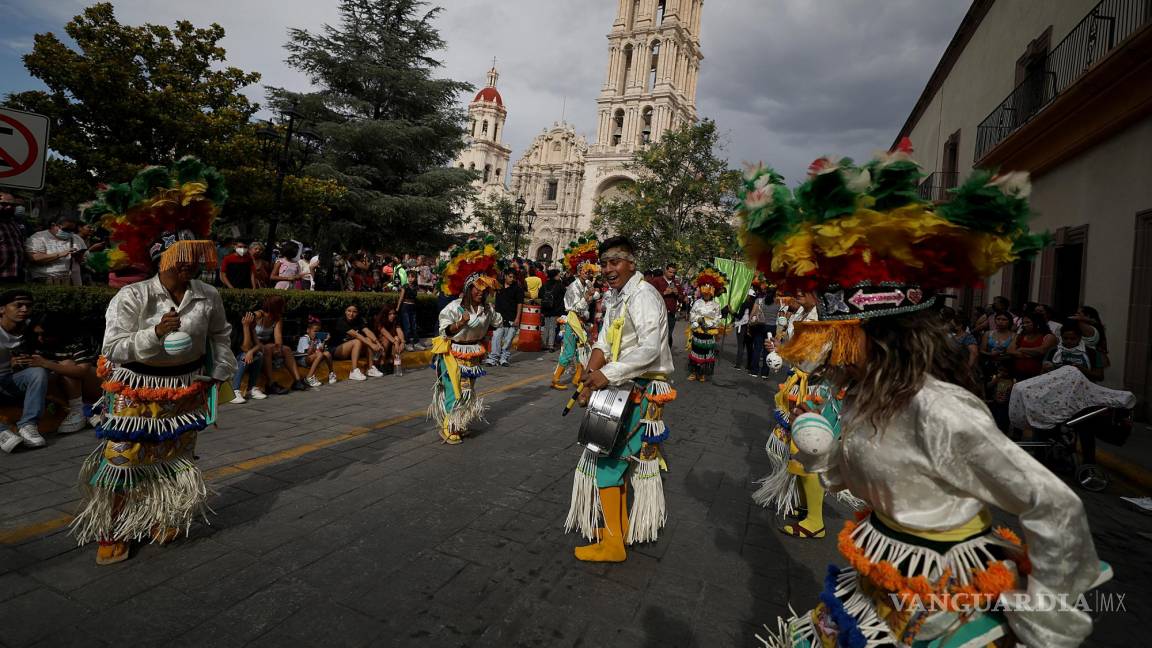 $!Artistas participan en la celebración de la Fiesta Internacional de las Artes Saltillo 445 danzando cerca a la Parroquia del Ojo de Agua Saltillo, Coahuila (México).