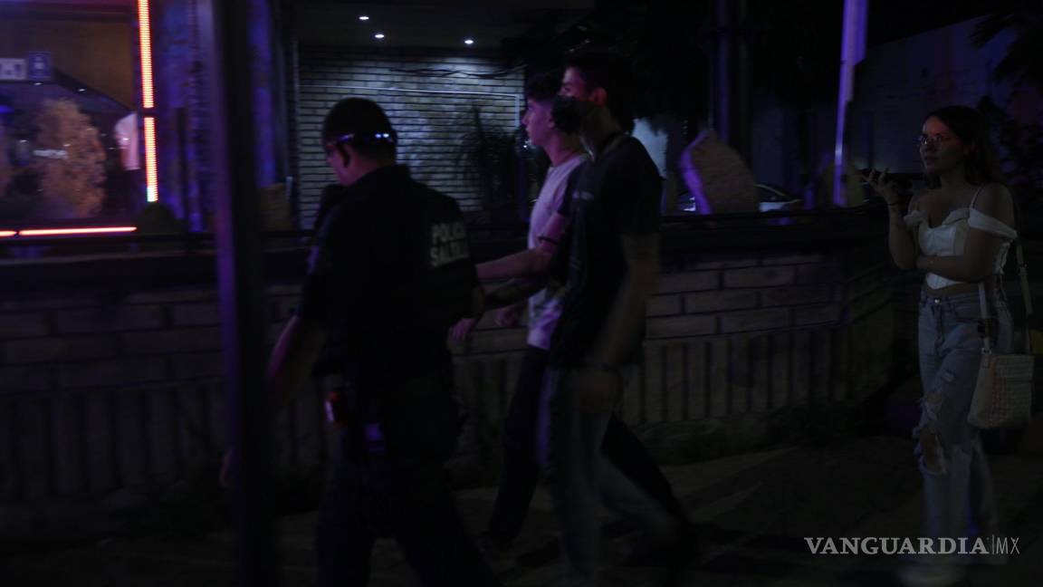 Golpean salvajemente a vendedor de flores afuera de un bar en Saltillo