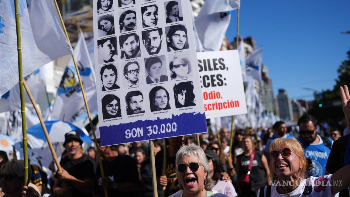 $!Un manifestante con una pancarta con los nombres de personas desaparecidas durante la dictadura militar argentina.