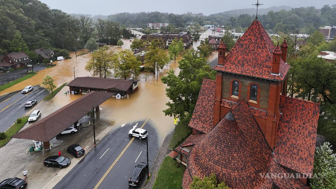 $!Las inundaciones provocadas por la tormenta que comenzó como huracán Helene cubrieron las calles de Asheville, Carolina del Norte.