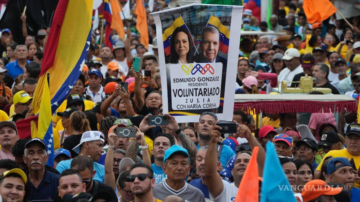 $!Un simpatizante muestra un cartel con las imágenes de los líderes de la oposición María Corina Machado y Edmundo González durante un acto de campaña.
