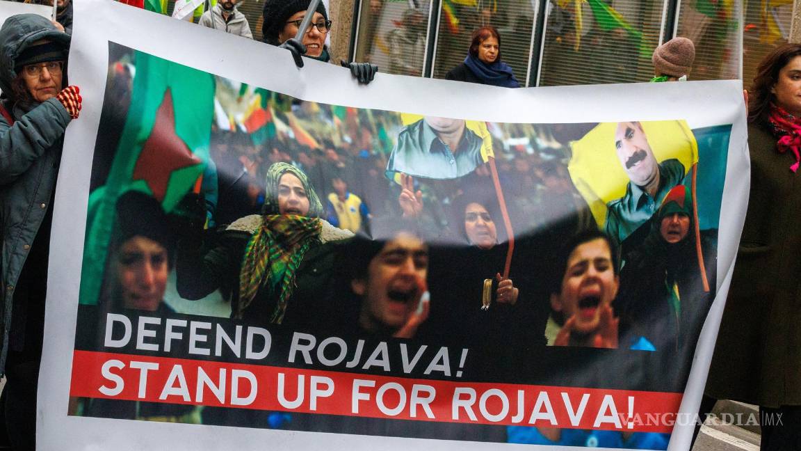 $!Los kurdos, aliados clave de EU en Siria, pierden terreno ante un nuevo gobierno. Los kurdos en protestan cerca del Parlamento Europeo en Bruselas.