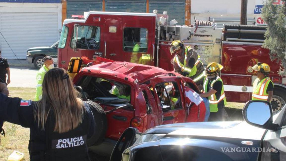 Pierde la vida una mujer en choque y volcadura, en Saltillo