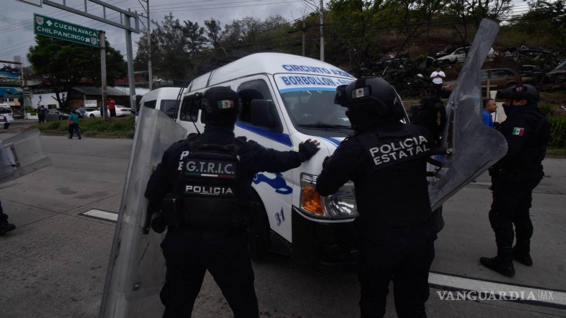 Liberan autopista del Sol en Guerrero, pero se llevan a 13 policías y soldados