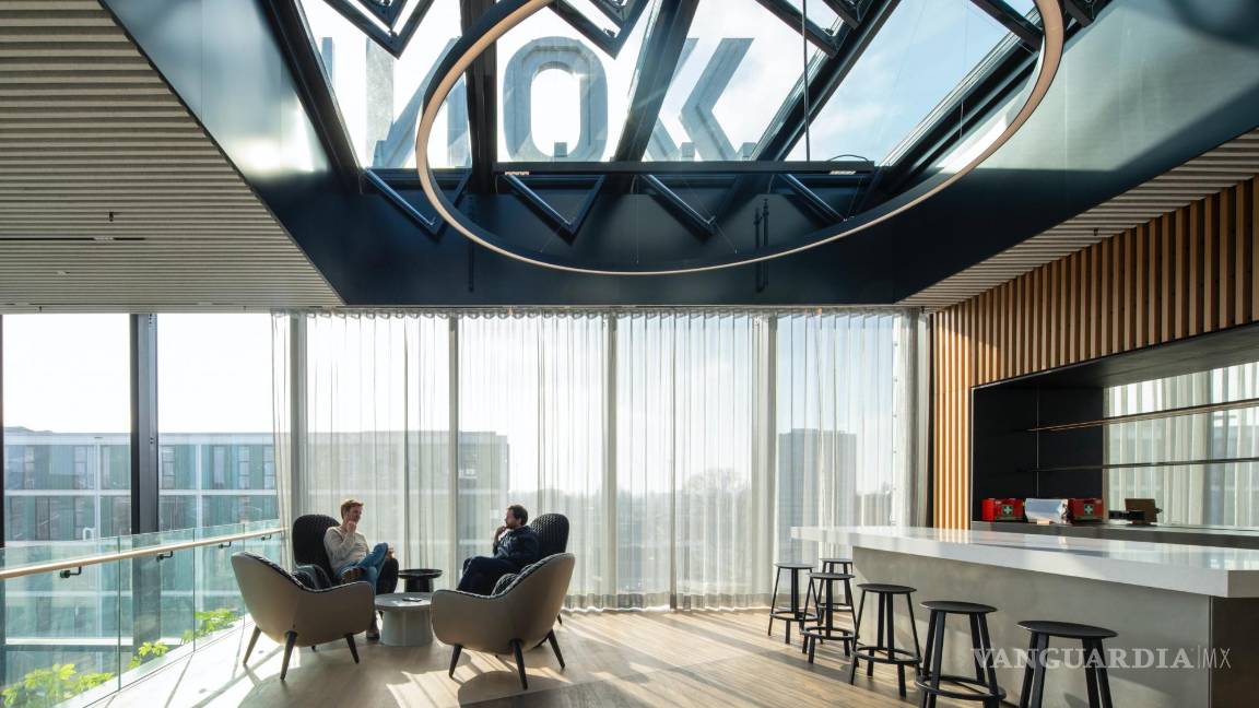 $!Edificio Matrix One: personas en zona de restaurante.