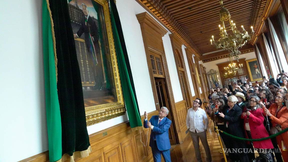 $!AMLO develó su pintura en los pasillos de Palacio Nacional, obra del pintor Ermilio Espinoza, como parte de sus últimas actividades como presidente.