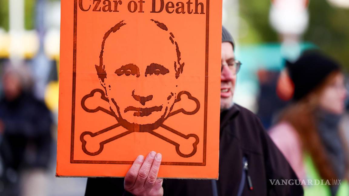 $!Un hombre sostiene un cartel durante una manifestación contra la guerra en Ucrania en Berlín, Alemania, el 17 de noviembre de 2024.