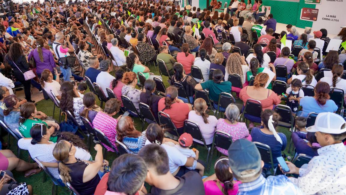 $!El gobernador Manolo Jiménez y el alcalde Tomás Gutiérrez durante el arranque del programa “Todos por La más chida” en Ramos Arizpe.