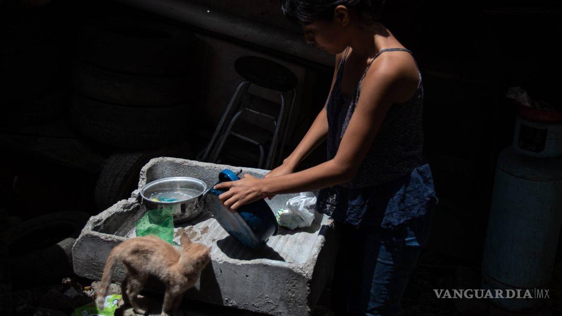 $!Ángeles es empleada doméstica que gana 100 pesos por día trabajando más de doce horas lavando, cuidando niños, cocinando, haciendo labores del hogar.